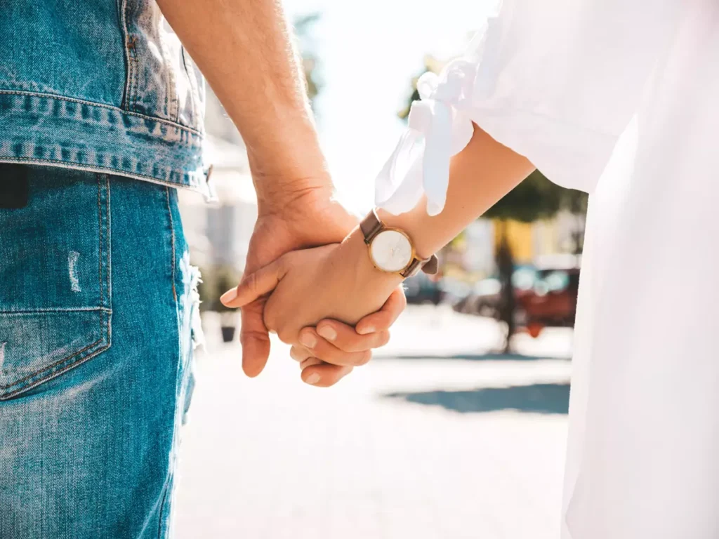 pareja-de-recien-casados-tomados-de-la-mano_1200x900