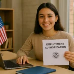Mujer latina con laptop mostrando un documento migratorio que dice employment authorization